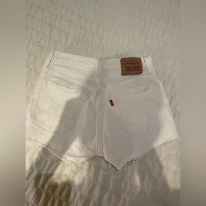 White Levi’s shorts